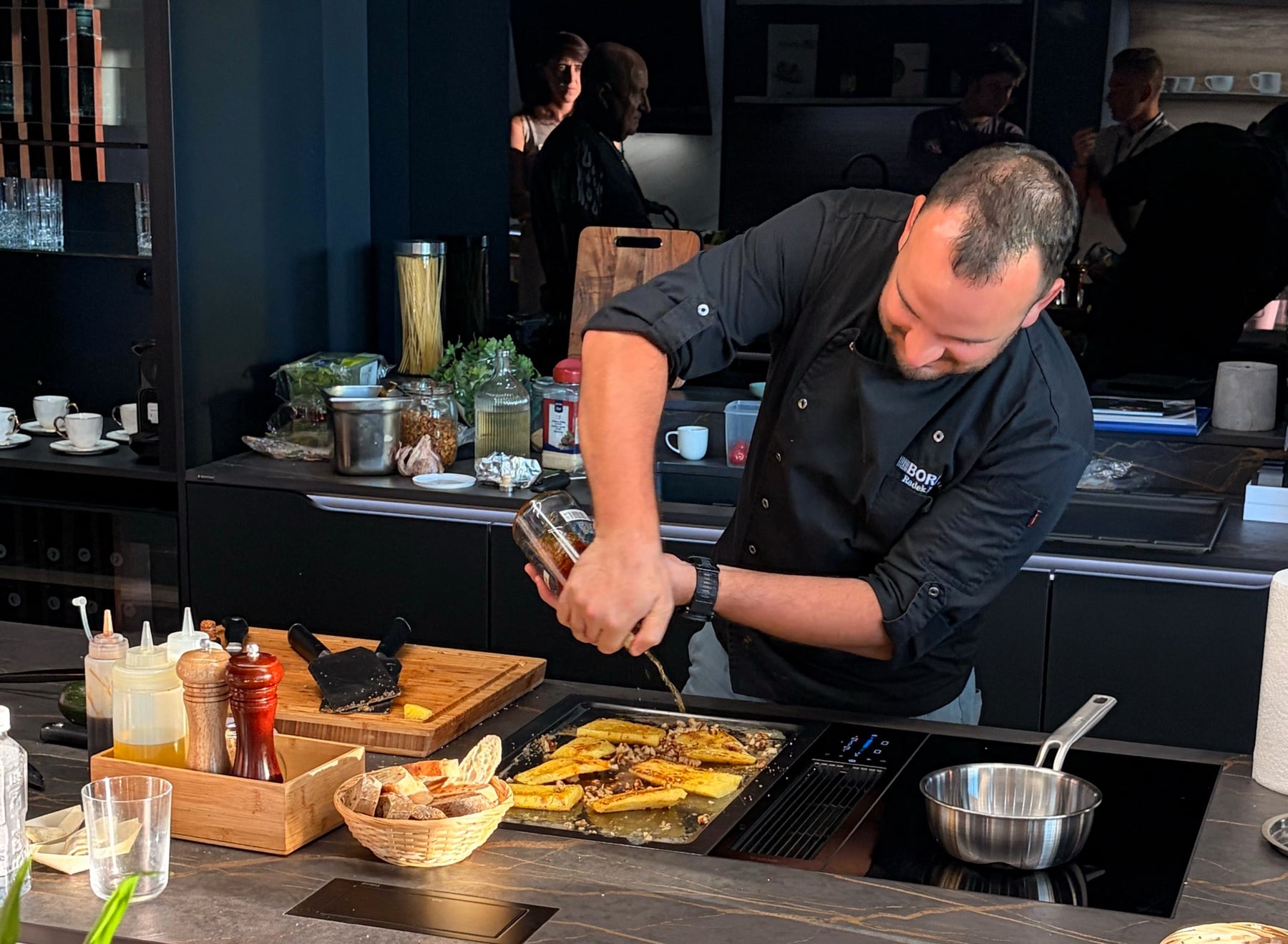 Show-cooking na varné desce Bora v showroomu Aventin