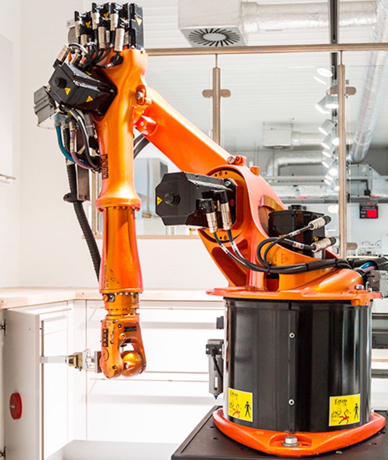 Průmyslový robot ve výrobě kuchyní Kutchenhaus