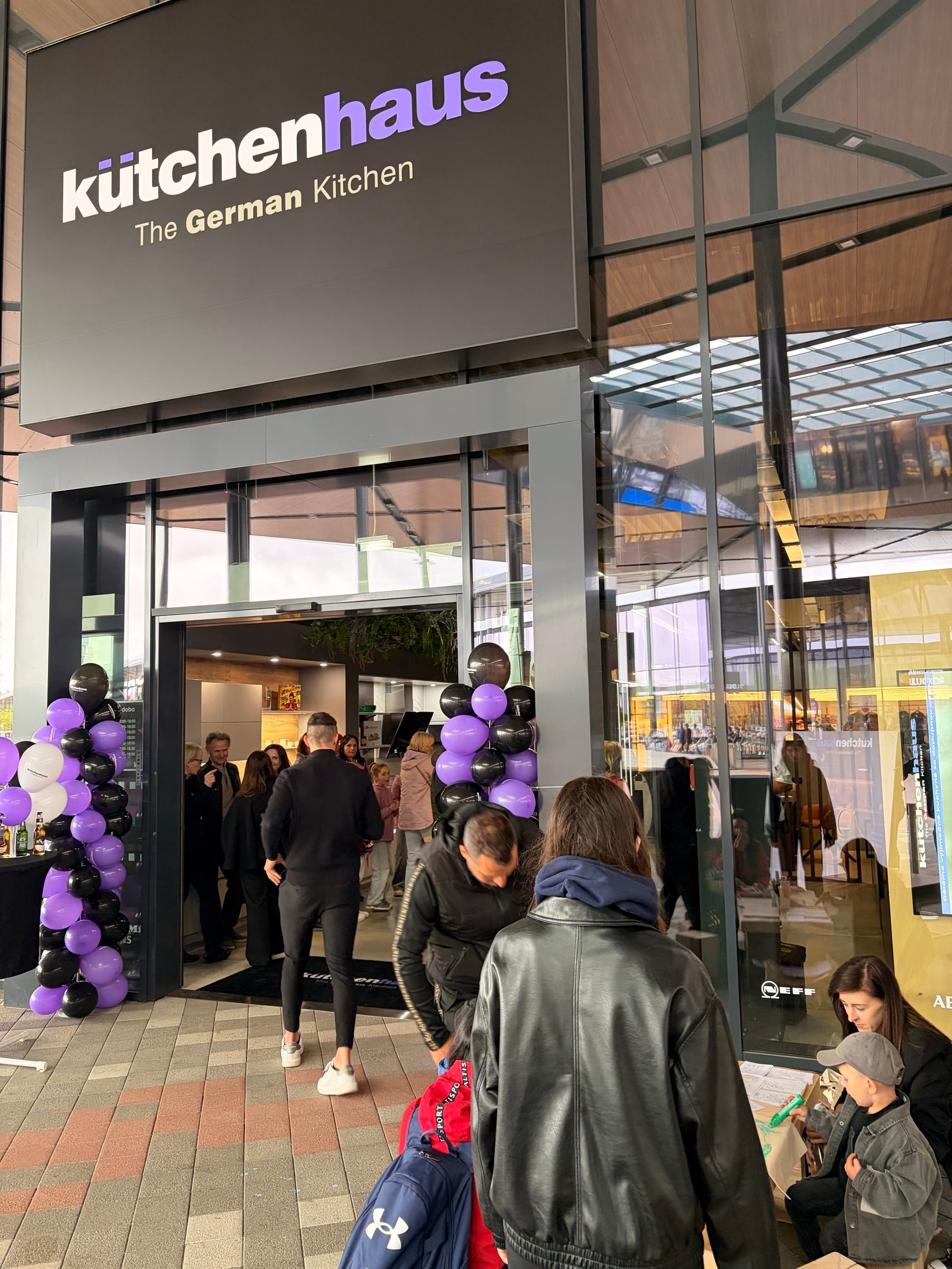 Fronta zákazníků při otevření showroomu Kutchenhaus v Aventinu